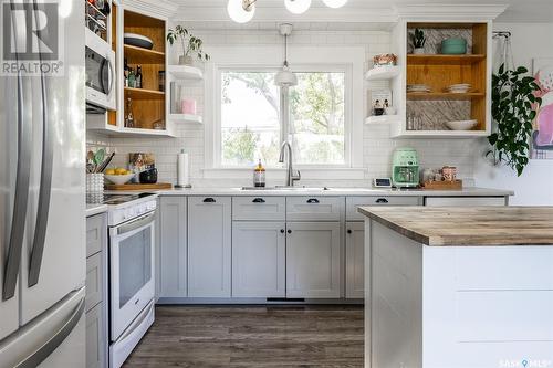 3229 Mountbatten Street, Saskatoon, SK - Indoor Photo Showing Kitchen