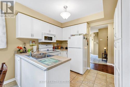 10 Climie Court, Clarington (Bowmanville), ON - Indoor Photo Showing Kitchen With Double Sink