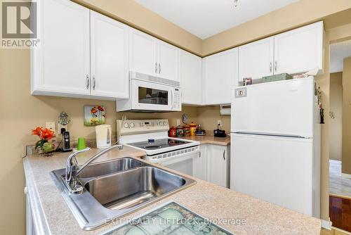 10 Climie Court, Clarington (Bowmanville), ON - Indoor Photo Showing Kitchen With Double Sink