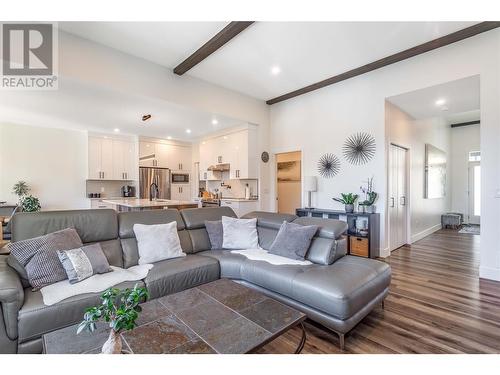 2737 Cedar Ridge Street, Lumby, BC - Indoor Photo Showing Living Room