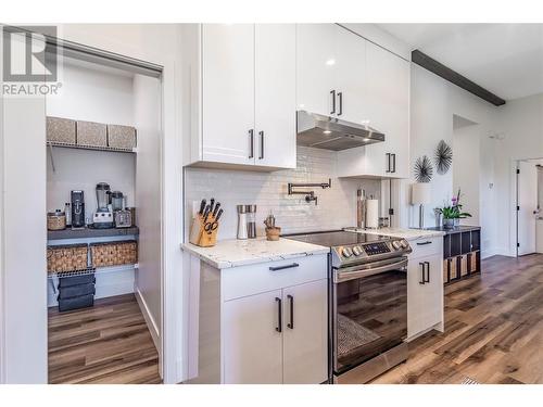 2737 Cedar Ridge Street, Lumby, BC - Indoor Photo Showing Kitchen With Upgraded Kitchen