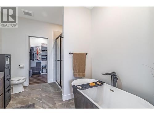 2737 Cedar Ridge Street, Lumby, BC - Indoor Photo Showing Bathroom