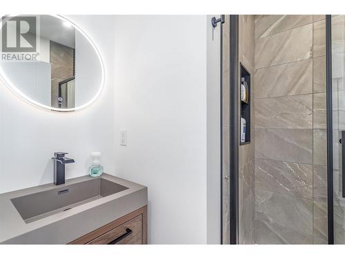 2737 Cedar Ridge Street, Lumby, BC - Indoor Photo Showing Bathroom