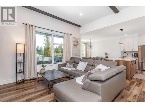 2737 Cedar Ridge Street, Lumby, BC - Indoor Photo Showing Living Room