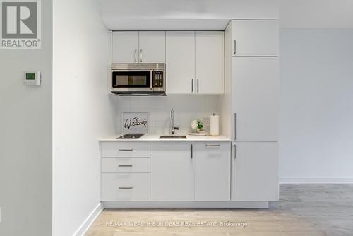 916E - 576 Front Street W, Toronto, ON - Indoor Photo Showing Kitchen