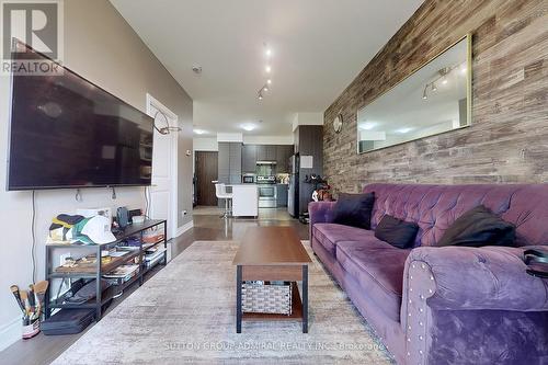 106 - 325 South Park Road, Markham, ON - Indoor Photo Showing Living Room