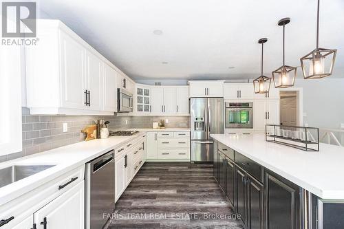 37 O'Donnell Court, Penetanguishene, ON - Indoor Photo Showing Kitchen With Upgraded Kitchen