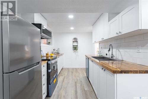 1516 H Avenue N, Saskatoon, SK - Indoor Photo Showing Kitchen With Double Sink With Upgraded Kitchen