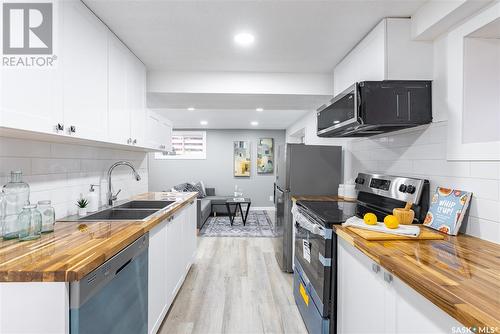 1516 H Avenue N, Saskatoon, SK - Indoor Photo Showing Kitchen With Double Sink