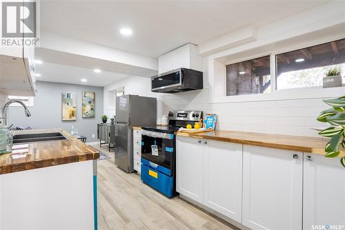 1516 H Avenue N, Saskatoon, SK - Indoor Photo Showing Kitchen With Double Sink