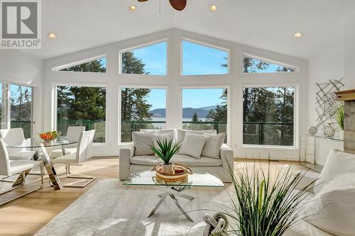 10541 Westshore Road, Vernon, BC - Indoor Photo Showing Living Room