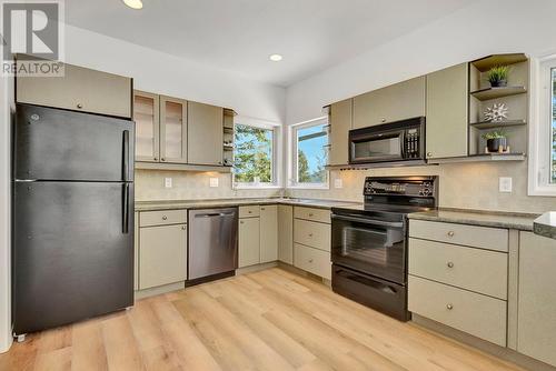 10541 Westshore Road, Vernon, BC - Indoor Photo Showing Kitchen