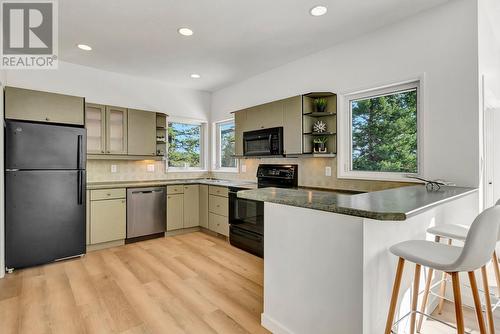 10541 Westshore Road, Vernon, BC - Indoor Photo Showing Kitchen