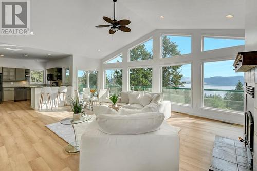 10541 Westshore Road, Vernon, BC - Indoor Photo Showing Living Room