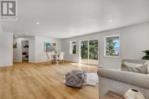 10541 Westshore Road, Vernon, BC - Indoor Photo Showing Living Room