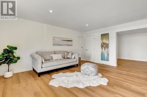 10541 Westshore Road, Vernon, BC - Indoor Photo Showing Living Room