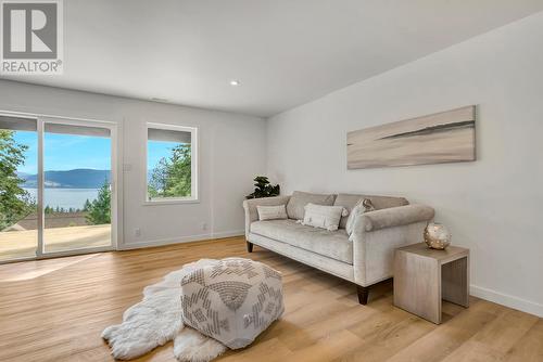 10541 Westshore Road, Vernon, BC - Indoor Photo Showing Living Room