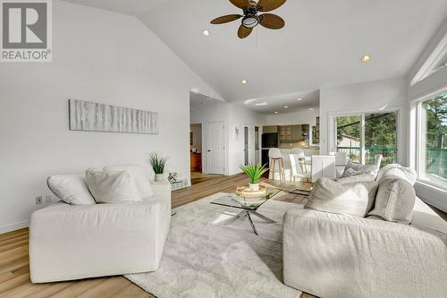 10541 Westshore Road, Vernon, BC - Indoor Photo Showing Living Room