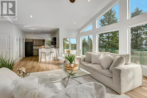 10541 Westshore Road, Vernon, BC - Indoor Photo Showing Living Room