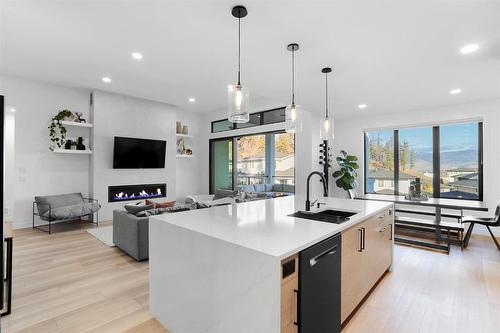 208 Skyland Drive, Kelowna, BC - Indoor Photo Showing Kitchen With Upgraded Kitchen