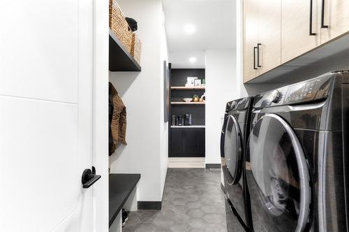 208 Skyland Drive, Kelowna, BC - Indoor Photo Showing Laundry Room