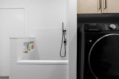 208 Skyland Drive, Kelowna, BC - Indoor Photo Showing Laundry Room