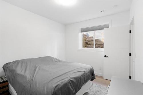 208 Skyland Drive, Kelowna, BC - Indoor Photo Showing Bedroom