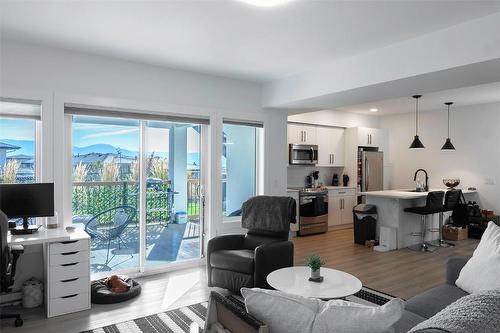 208 Skyland Drive, Kelowna, BC - Indoor Photo Showing Living Room