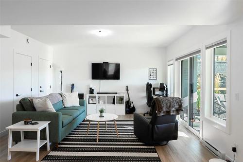 208 Skyland Drive, Kelowna, BC - Indoor Photo Showing Living Room