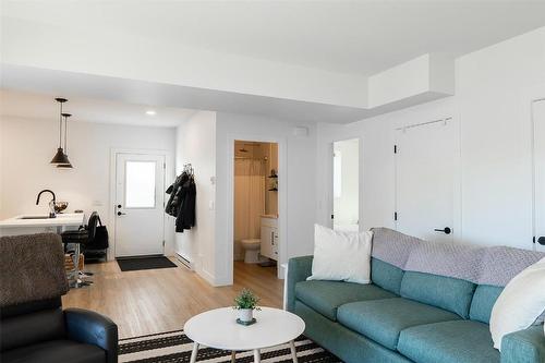 208 Skyland Drive, Kelowna, BC - Indoor Photo Showing Living Room