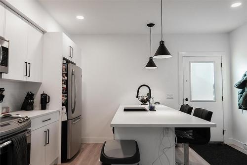 208 Skyland Drive, Kelowna, BC - Indoor Photo Showing Kitchen