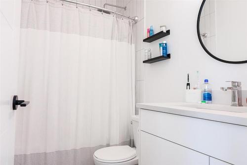 208 Skyland Drive, Kelowna, BC - Indoor Photo Showing Bathroom