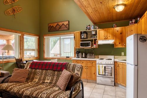 301-161 Clearview Crescent, Penticton, BC - Indoor Photo Showing Kitchen