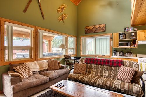 301-161 Clearview Crescent, Penticton, BC - Indoor Photo Showing Living Room