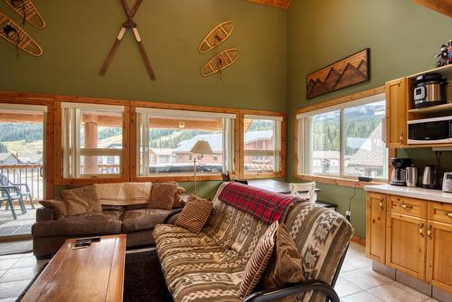 301-161 Clearview Crescent, Penticton, BC - Indoor Photo Showing Living Room