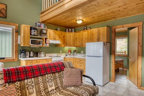 301-161 Clearview Crescent, Penticton, BC - Indoor Photo Showing Kitchen