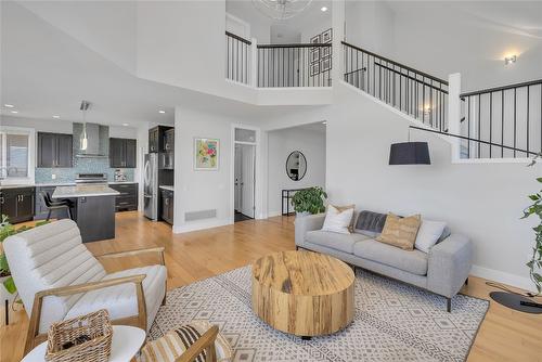 121 Upper Canyon Drive, Kelowna, BC - Indoor Photo Showing Living Room