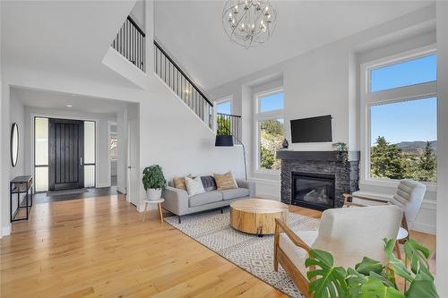 121 Upper Canyon Drive, Kelowna, BC - Indoor Photo Showing Living Room With Fireplace