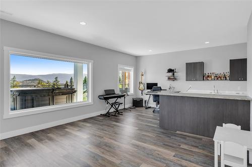 121 Upper Canyon Drive, Kelowna, BC - Indoor Photo Showing Living Room