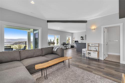 121 Upper Canyon Drive, Kelowna, BC - Indoor Photo Showing Living Room