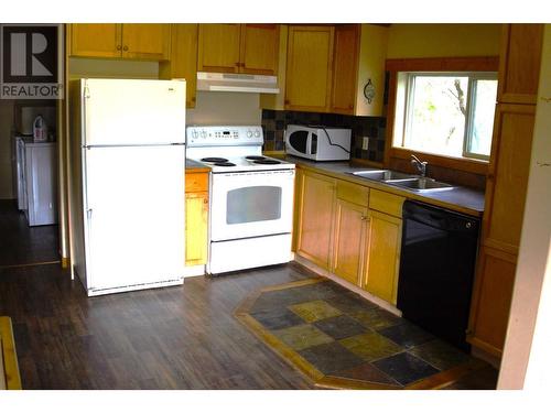 4953 Stevens Avenue, Canal Flats, BC - Indoor Photo Showing Kitchen With Double Sink