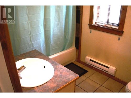 4953 Stevens Avenue, Canal Flats, BC - Indoor Photo Showing Bathroom