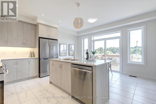 33 Kenneth Rogers Crescent, East Gwillimbury, ON - Indoor Photo Showing Kitchen With Stainless Steel Kitchen With Double Sink