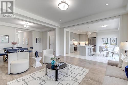 33 Kenneth Rogers Crescent, East Gwillimbury, ON - Indoor Photo Showing Living Room