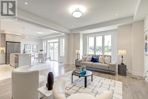 33 Kenneth Rogers Crescent, East Gwillimbury, ON - Indoor Photo Showing Living Room