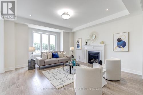 33 Kenneth Rogers Crescent, East Gwillimbury, ON - Indoor Photo Showing Living Room With Fireplace