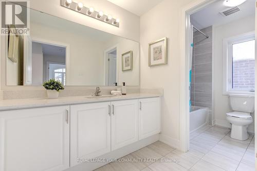 33 Kenneth Rogers Crescent, East Gwillimbury, ON - Indoor Photo Showing Bathroom