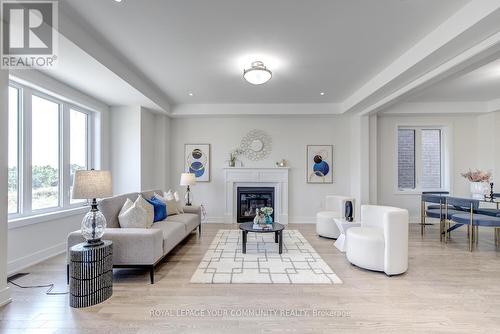 33 Kenneth Rogers Crescent, East Gwillimbury, ON - Indoor Photo Showing Living Room With Fireplace