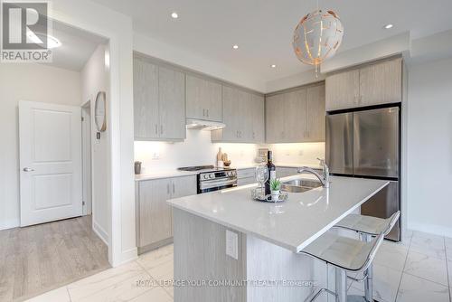 33 Kenneth Rogers Crescent, East Gwillimbury, ON - Indoor Photo Showing Kitchen With Stainless Steel Kitchen With Double Sink