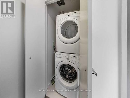 1412 - 1 Bloor Street E, Toronto, ON - Indoor Photo Showing Laundry Room